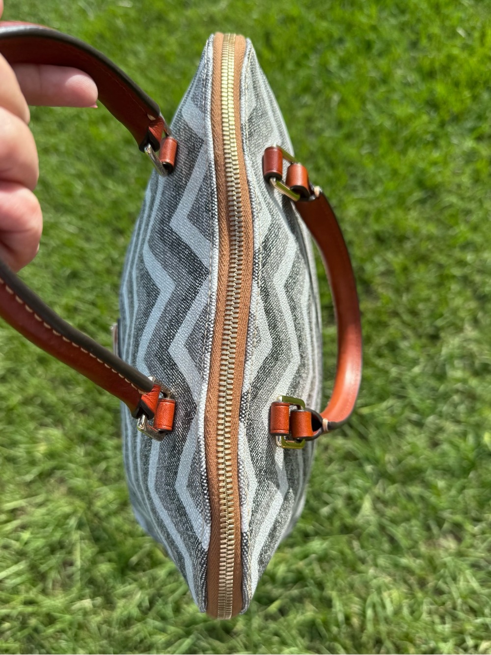 Ladies Dooney & Bourke Gray Chevron Zip Satchel Purse - Picture 8 of 10